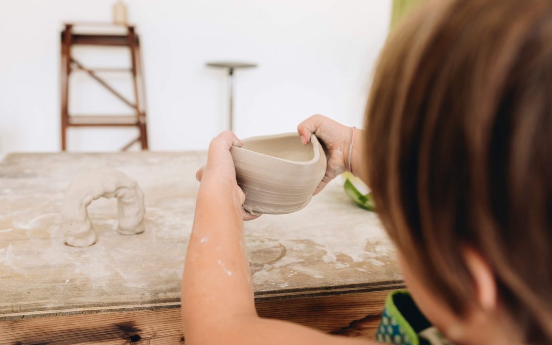 Enfant faisant un bol en poterie