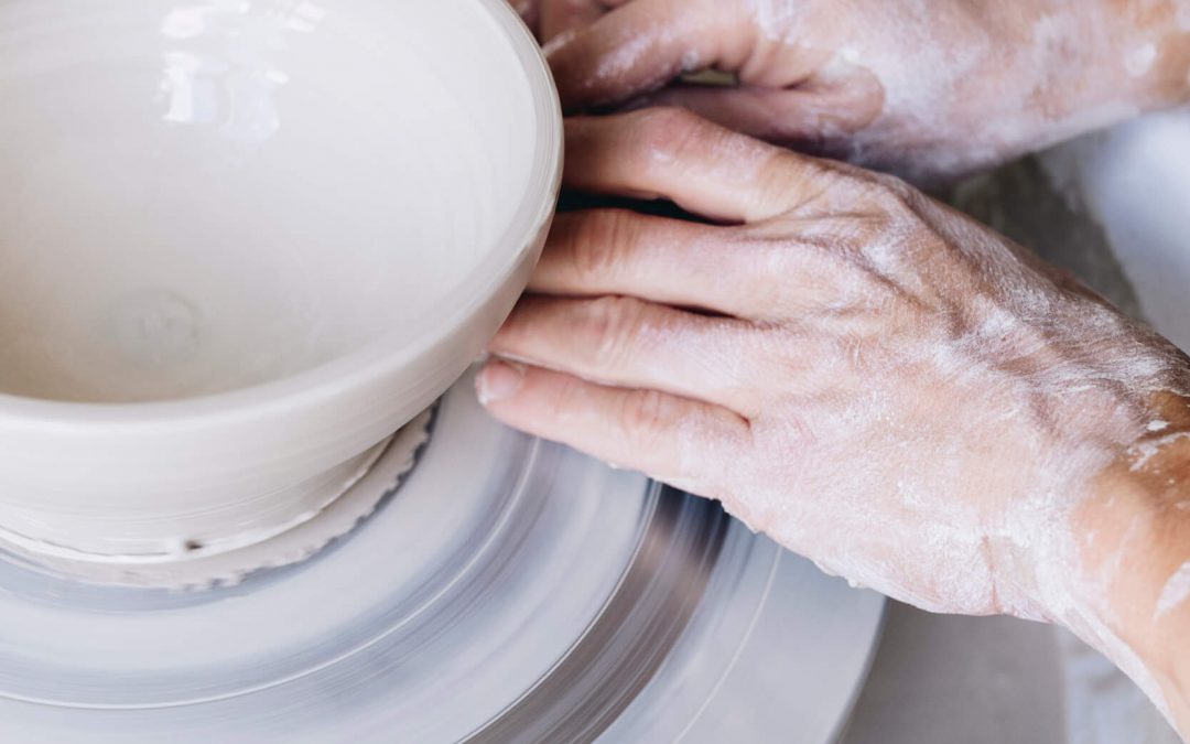 Mains faisant un bol en poterie